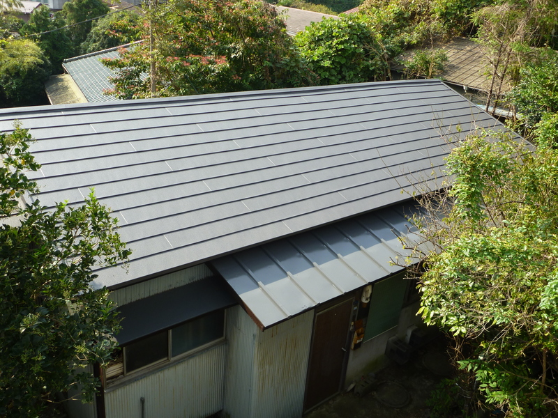 重いスレート屋根から耐久性の高いガルバニュウムの屋根に
